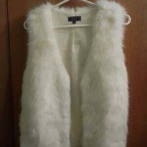 White Faux Fur Vest (Chocolate USA)Large Demensions Are 19" X 24"